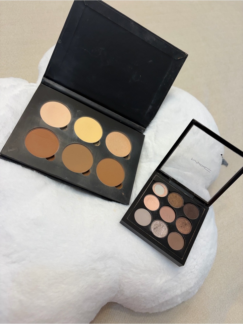 MAC Cosmetics Neutral Eyeshadow &  Anastasia Contour Palette Set
